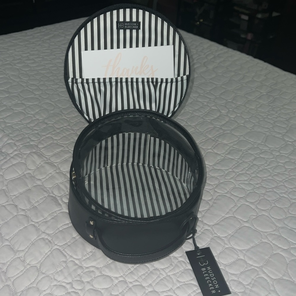 NEW!  Hudson + Bleecker Black Round Travel Case